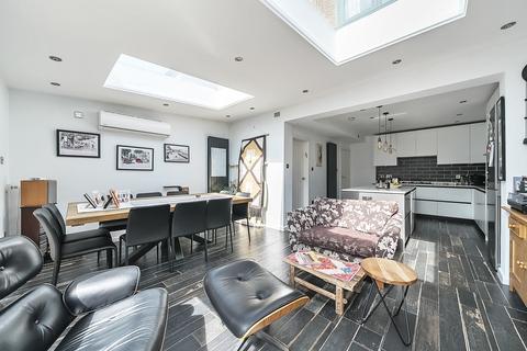 4 bedroom property for sale, Redhill Drive, Edgware, HA8