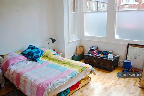 2 bedroom flat to rent, Tottenham, London, N17