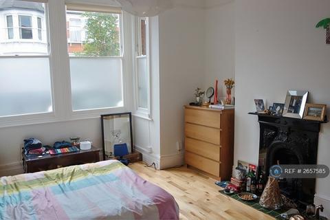 2 bedroom flat to rent, Tottenham, London, N17