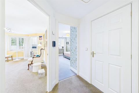 1 bedroom retirement property for sale, Second floor apartment in central Clevedon