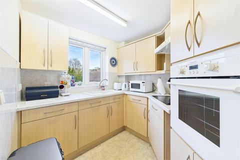 1 bedroom retirement property for sale, Second floor apartment in central Clevedon