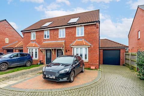 3 bedroom semi-detached house for sale - Harvey Close, Horsford