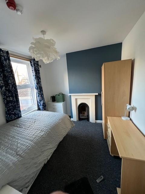 Well-presented double bedroom with a comfortabl...
