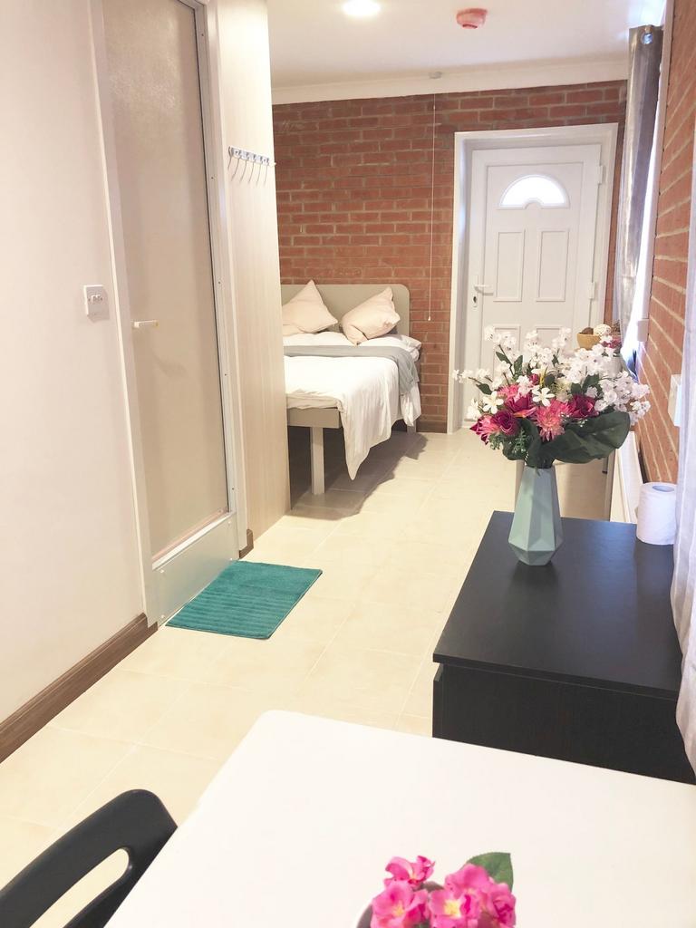 Bright, neatly presented single bedroom with a ...