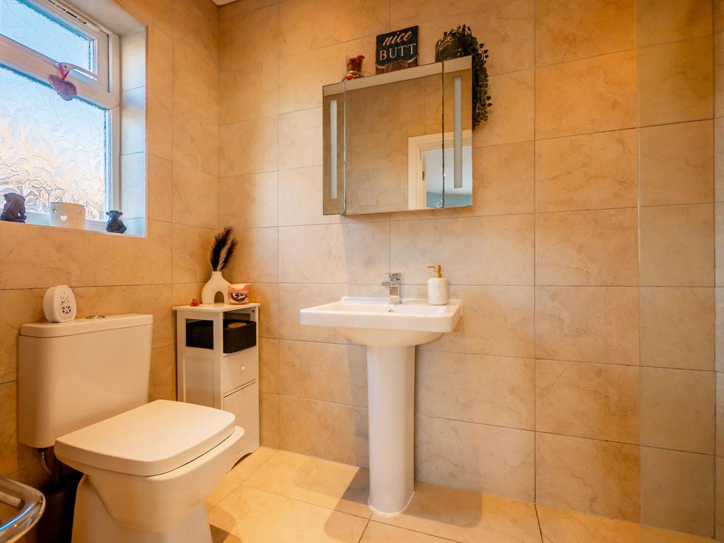 Ensuite to Bed 1