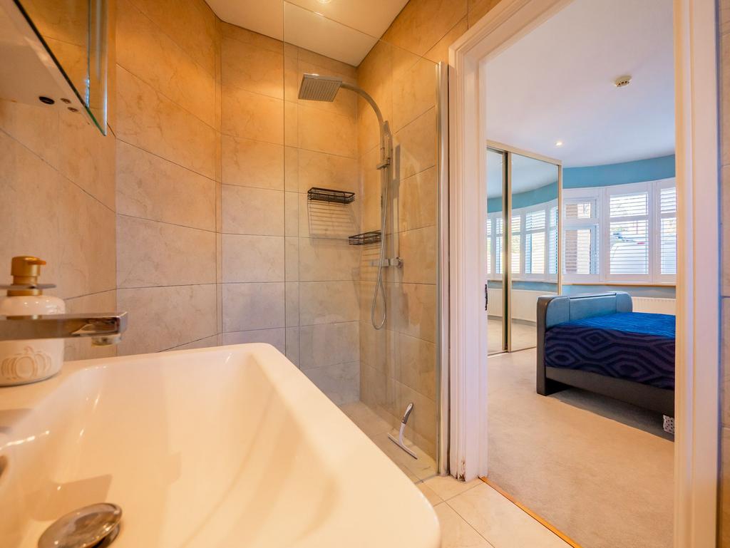 Ensuite to Bed 1