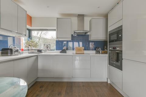2 bedroom flat for sale, Robina Court, Wallington SM6