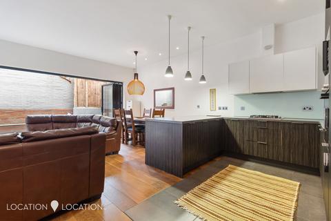 4 bedroom terraced house for sale - Chelmer Road, London, E9