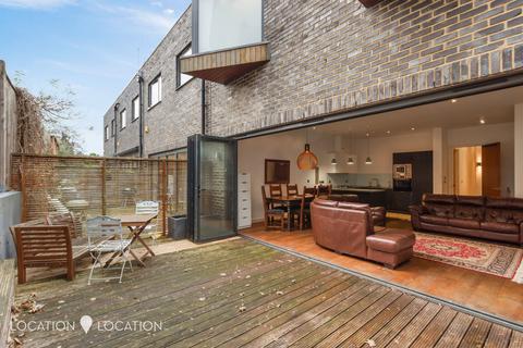4 bedroom terraced house for sale, Chelmer Road, London, E9