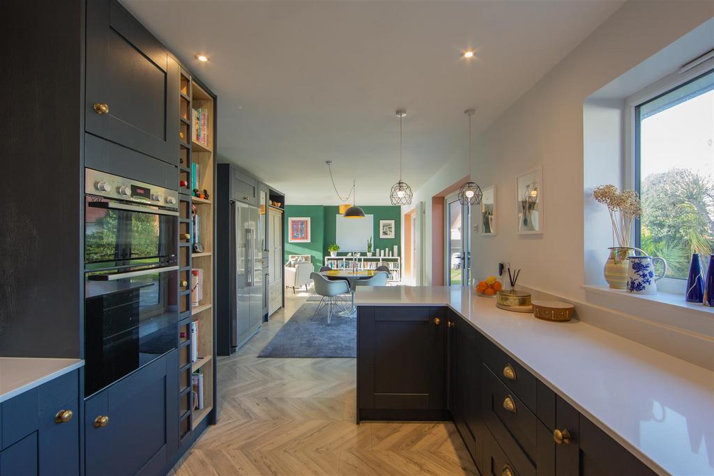 KITCHEN 02.jpg