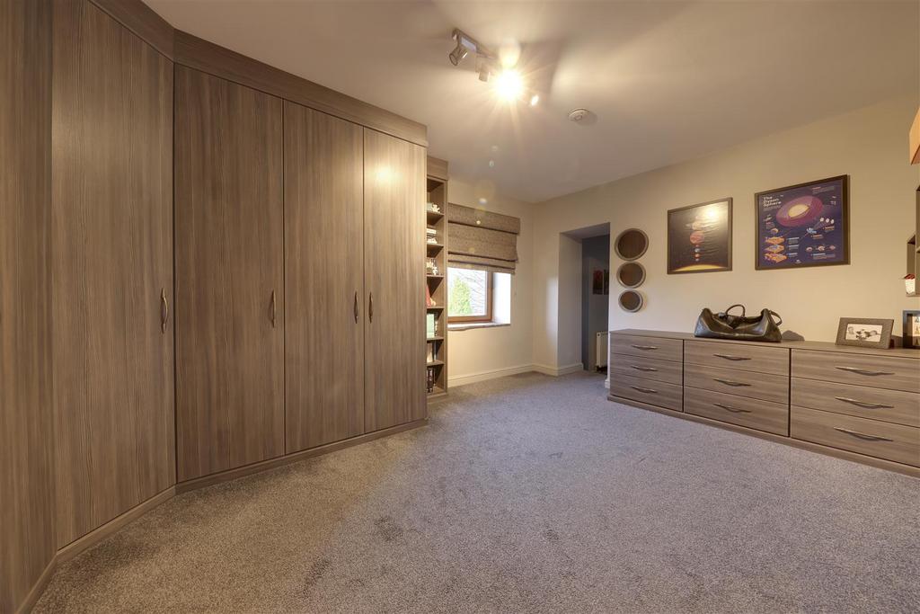 Bed 5 / Dressing Room