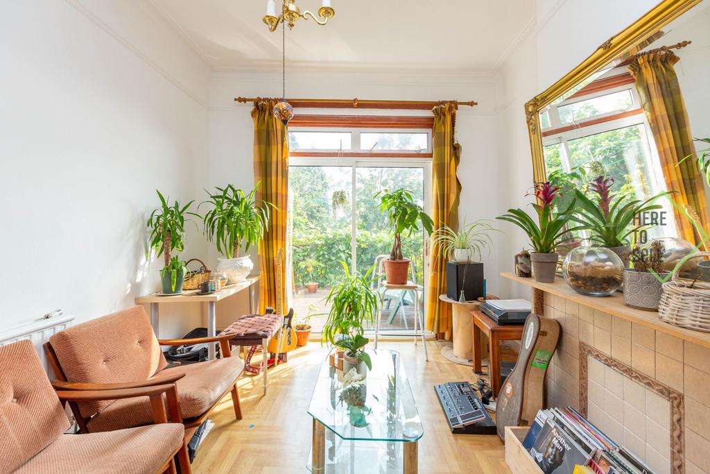 10 Hillside Avenue, N11 3 DE-11