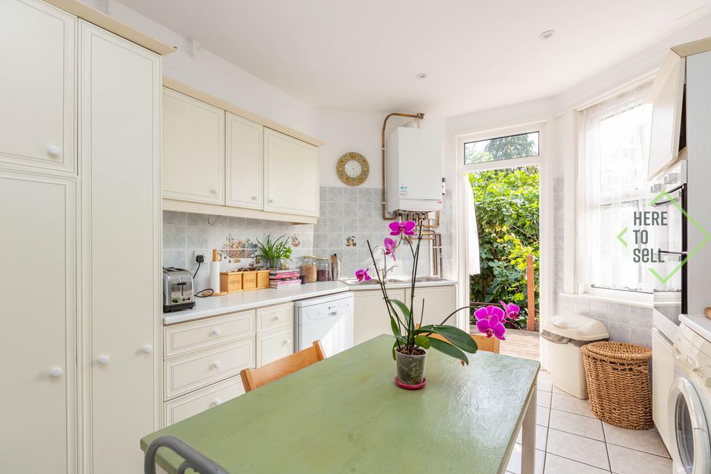 10 Hillside Avenue, N11 3 DE-16