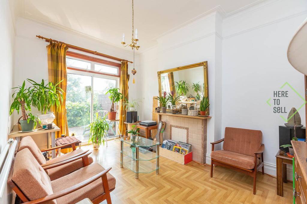 10 Hillside Avenue, N11 3 DE-10