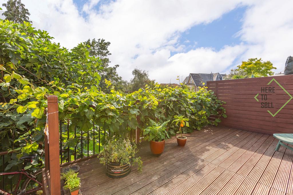 10 Hillside Avenue, N11 3 DE-3