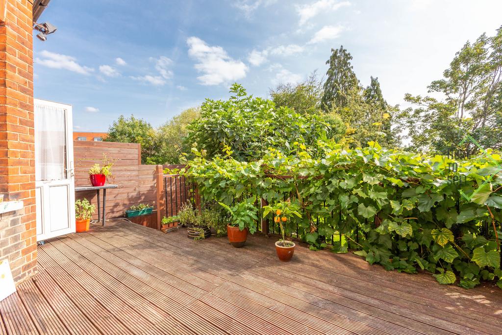 10 Hillside Avenue, N11 3 DE-4