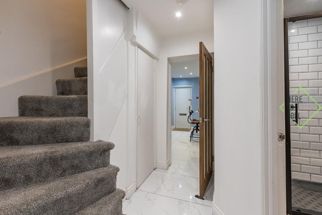 27 Lodge Lane N12 8 JG-19