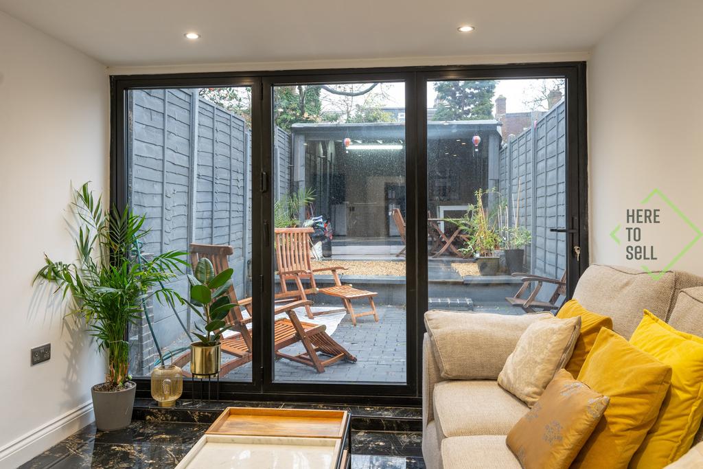 27 Lodge Lane N12 8 JG-22
