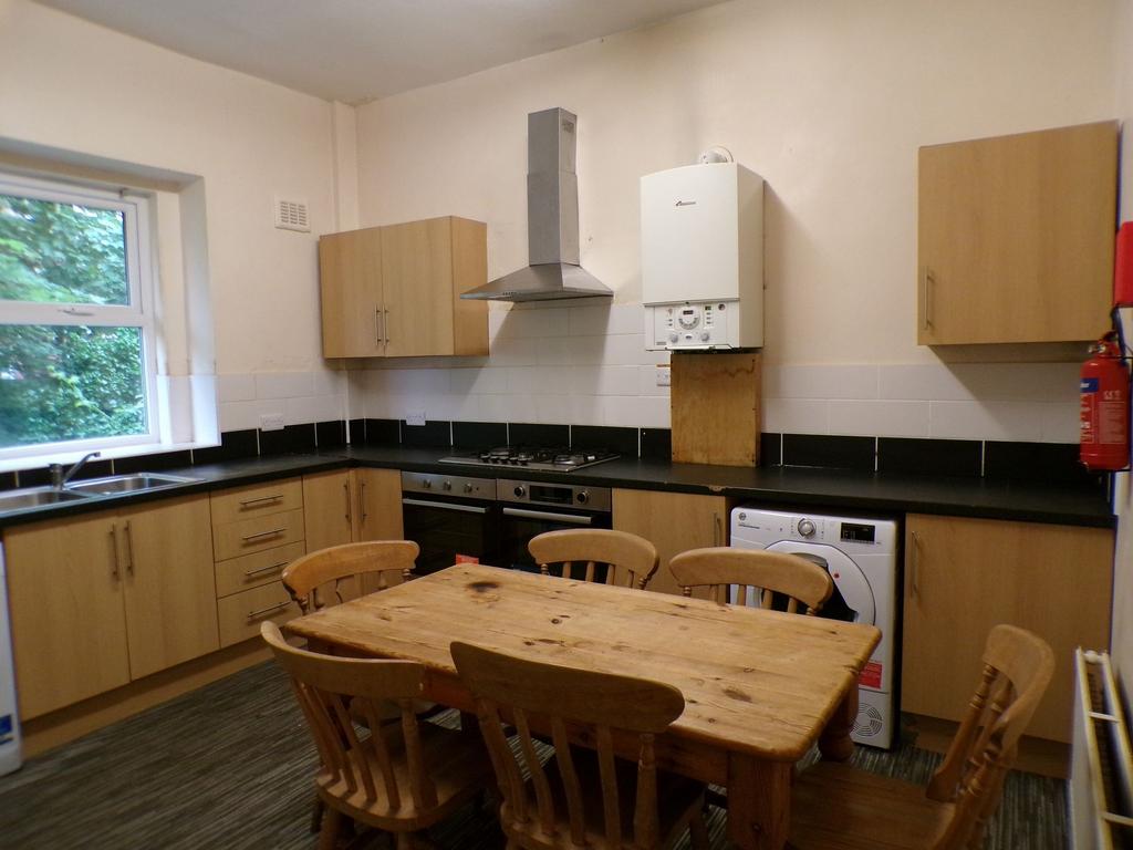Well-equipped kitchen with wood-effect cabinets...