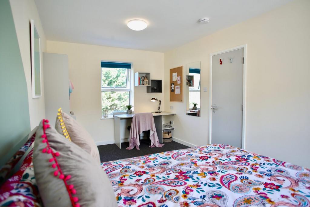 Bright, well-decorated double bedroom with a pa...