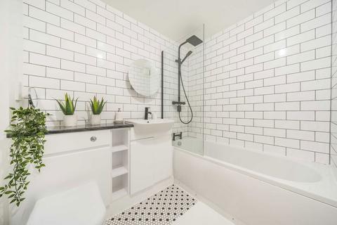 2 bedroom flat for sale, Lisle Close, London SW17