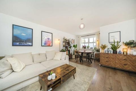 2 bedroom flat for sale, Lisle Close, London SW17