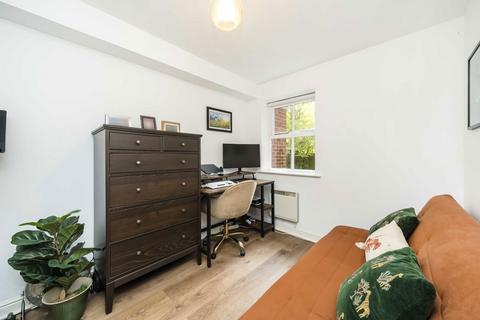 2 bedroom flat for sale, Lisle Close, London SW17
