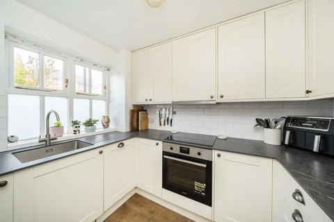 2 bedroom flat for sale, Lisle Close, London SW17