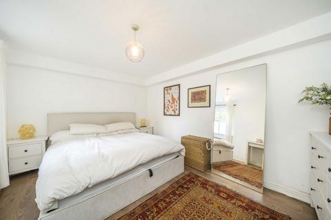 2 bedroom flat for sale, Lisle Close, London SW17