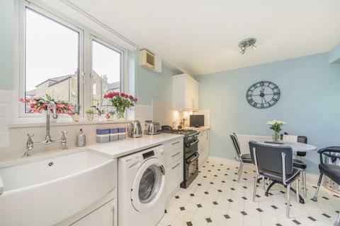 2 bedroom flat for sale, Longley Road, London SW17