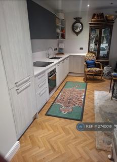 1 bedroom in a house share to rent, Hawser Lane, London, E14