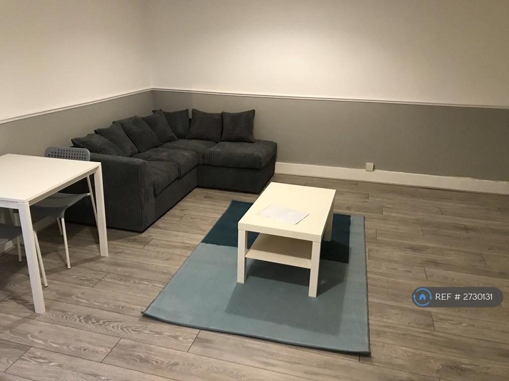 Lounge/Diner (Bottom 1/2 Of Wall Now Blue)