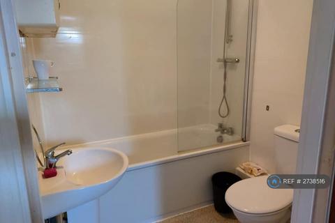 1 bedroom flat to rent, Ladbroke Court, Redhill, RH1