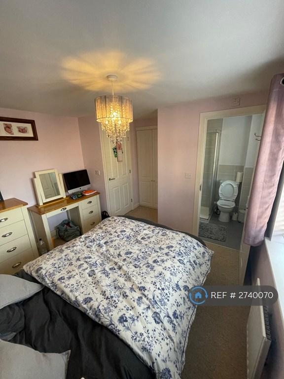 Master Bedroom With En-Suite And Built In Wardrobe
