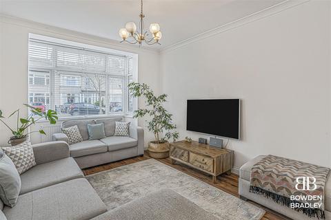 3 bedroom terraced house to rent, Hazelbrouck Gardens, Hainault