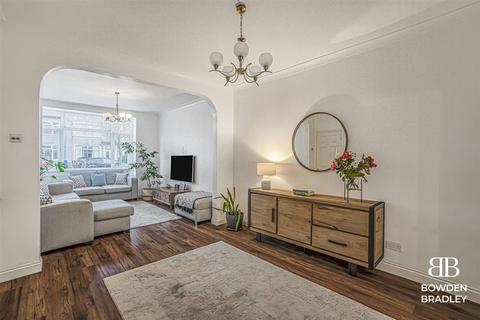 3 bedroom terraced house to rent, Hazelbrouck Gardens, Ilford, IG6