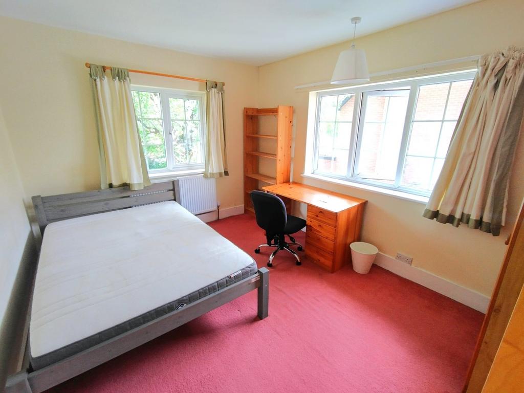 Bright double bedroom with large windows provid...