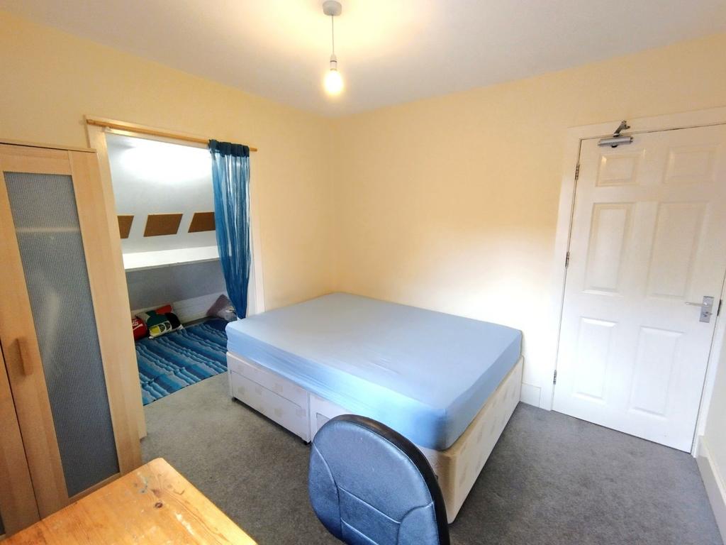 Bright, tidy bedroom with a comfortable double ...