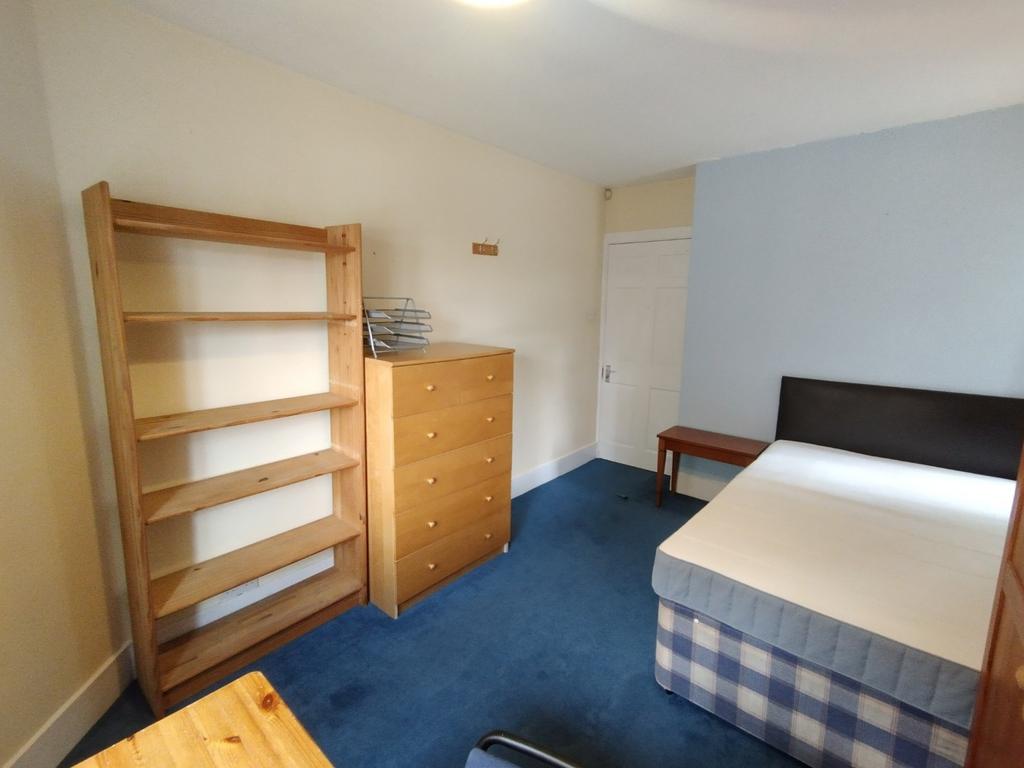 Bright double bedroom with a comfortable double...
