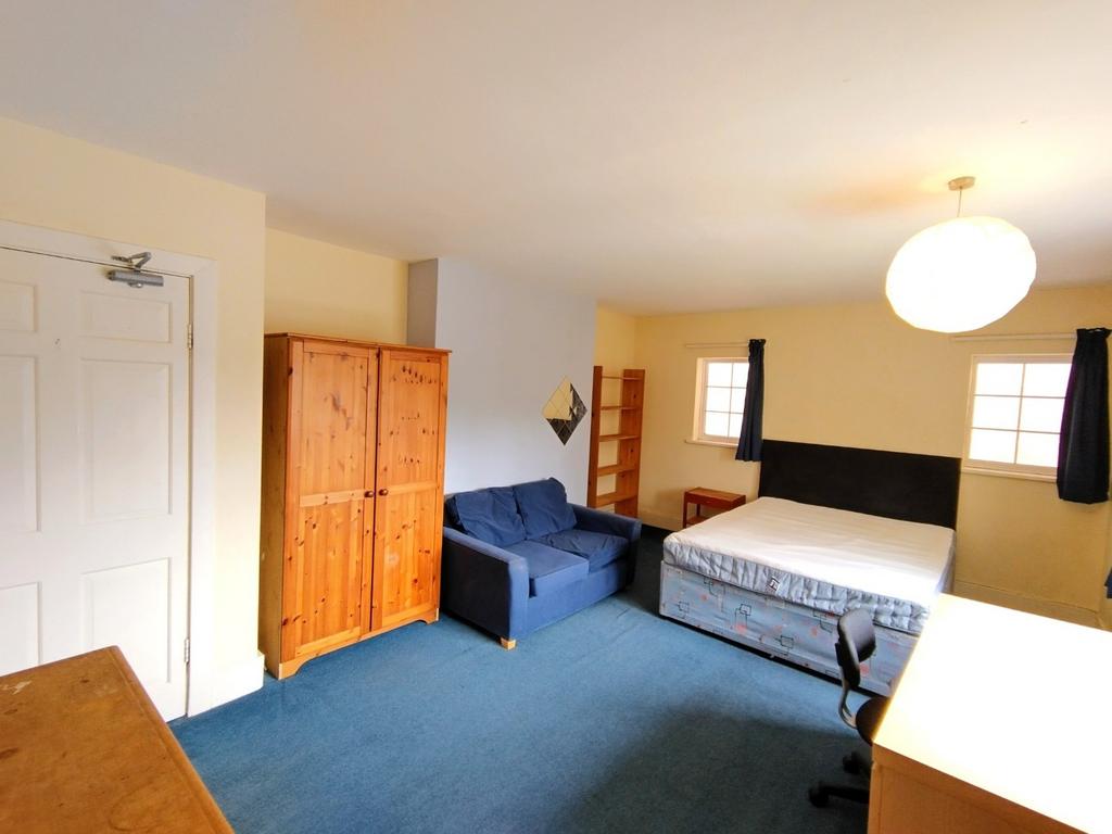Bright, well-furnished double bedroom with a la...