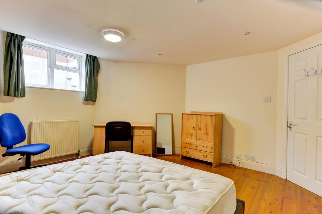 A cozy bedroom featuring a comfortable double b...