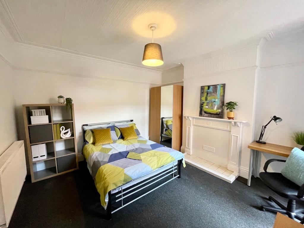 Bright, well-presented bedroom with a double be...