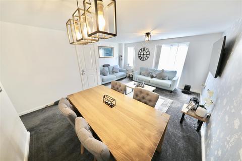 4 bedroom semi-detached house for sale, Parkland Crescent, Kingswood, Hull