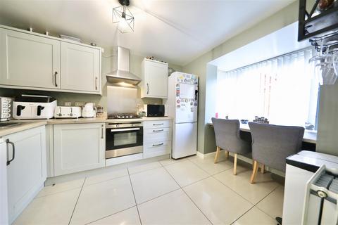 4 bedroom semi-detached house for sale, Parkland Crescent, Kingswood, Hull