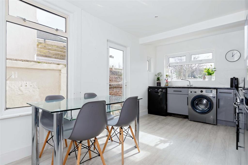 Kitchen 2.jpg