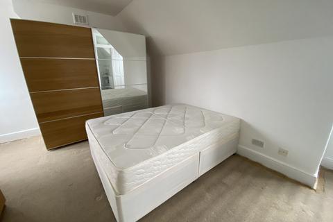 2 bedroom duplex to rent, Finchley Road, London NW11