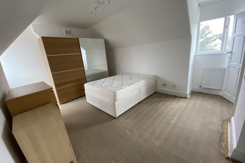 2 bedroom duplex to rent, Finchley Road, London NW11