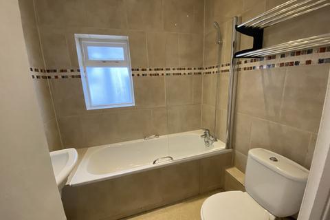 2 bedroom duplex to rent, Finchley Road, London NW11