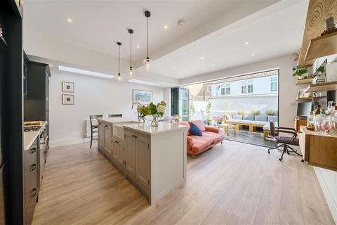 2 bedroom flat to rent, Hazelbourne road, Clapham, SW12