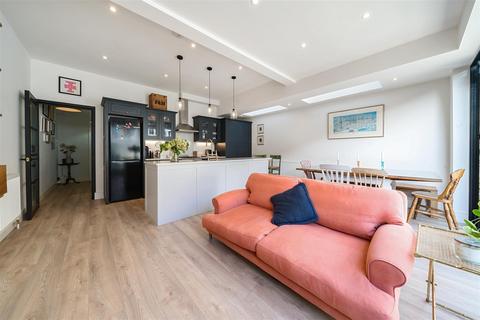 2 bedroom flat to rent, Hazelbourne road, Clapham, SW12
